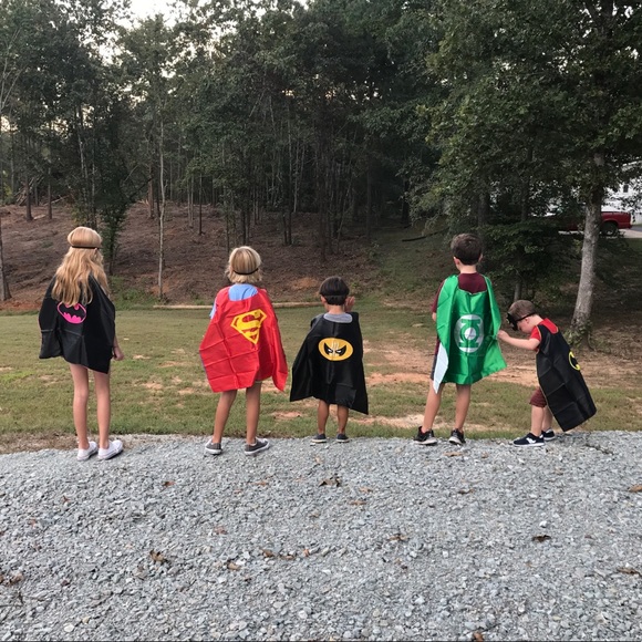 🎁🎉 Wonder Woman Cape + Mask Set - Picture 2 of 3